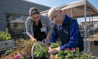 Coordinatrice de projet d'animation et un résident jardinent